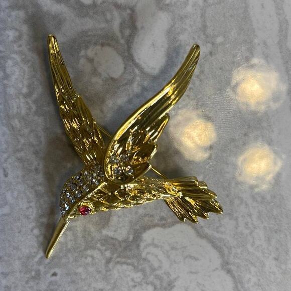 Hummingbird gold toned pin brooch pink eye rhinestone detail - Picture 6 of 12